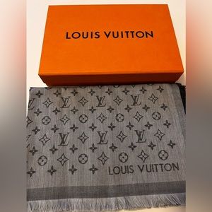Luis Vuitton Monogram Essential Stole Gray
